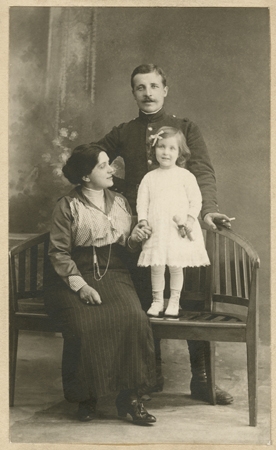 Louise Bourgeois with her parents, Jos&eacute;phine and Louis,
in 1915. Photo: &copy; The Easton Foundation